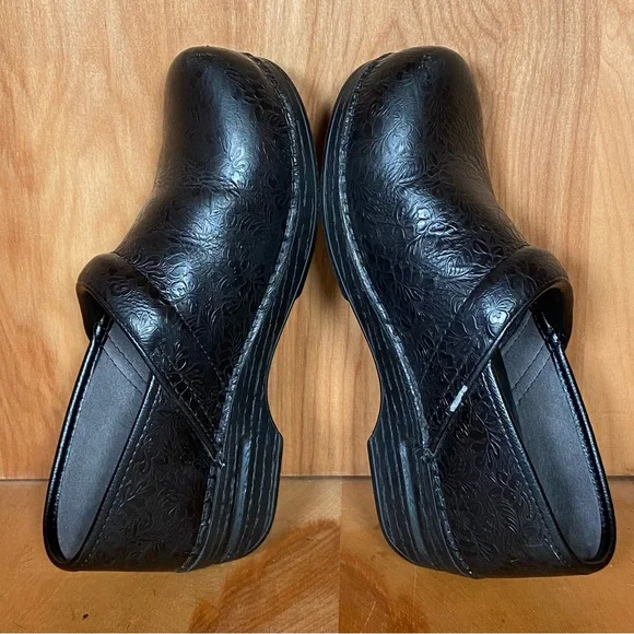 Womens 9 / 39 Dansko Tooled Leather Clogs Black SEF0114 - Picture 6 of 8